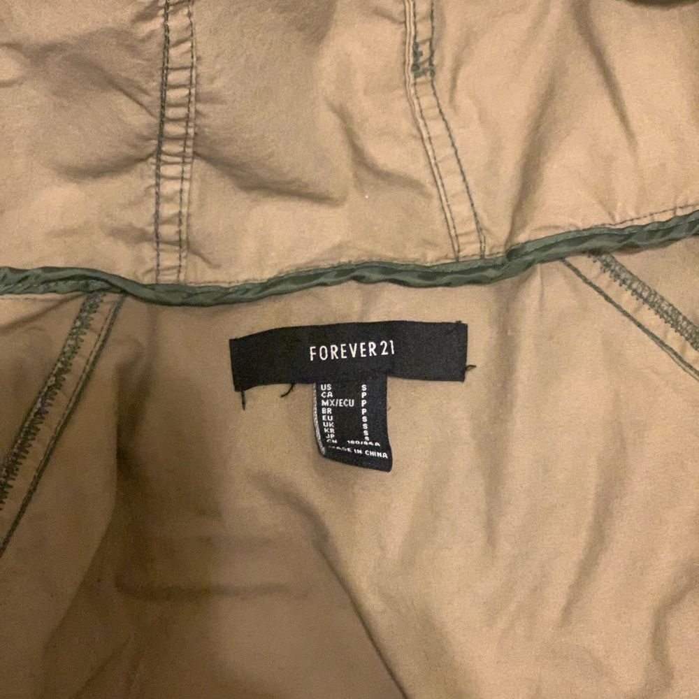 Cropped Camo Lightweight Jacket - Picture 3 of 3